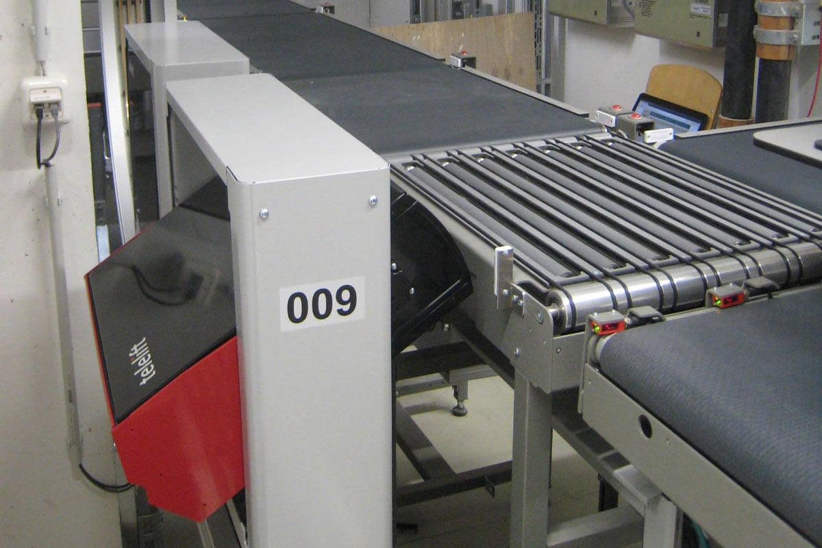 Den Transport der Medien übernehmen selbstfahrende, schienengebundene Förderfahrzeuge. Jedes Förderfahrzeug besteht aus einem elektrischen Fahrwerk und einem schwenkbaren Behälter zur Medienaufnahme.