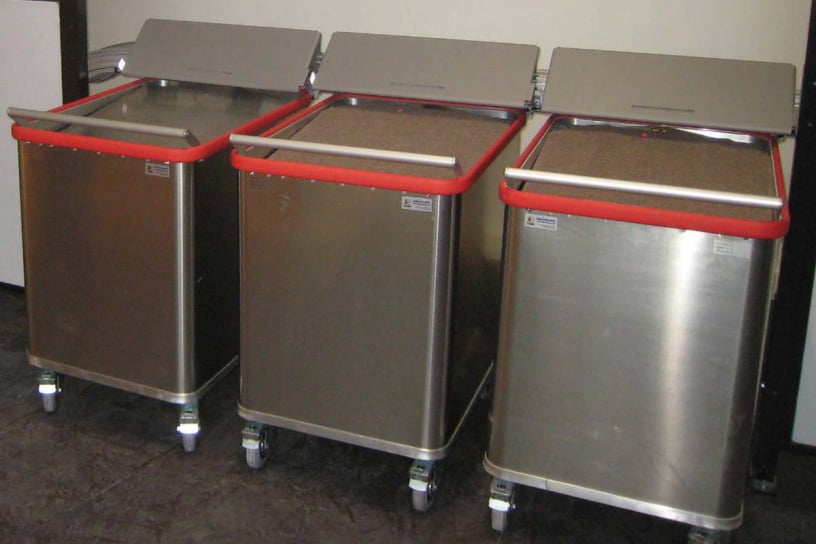 Als Sammelbehälter wurden an den Übergabestationen in den Sortierräumen Federbodenwagen aufgestellt. Zur Optimierung des Füllvolumens sind die Federbodenwagen mit einzelnen einhängbaren Aufhängefedern ausgestattet.  Der halbvolle und volle Beladungszustand wird elektronisch überwacht und per E-Mail an die Bibliothek übermittelt. 