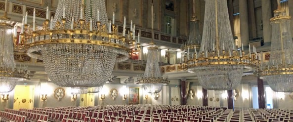 Zur Obermaschinerie gehören zum Beispiel:  • Prospektzüge • manuell oder maschinell betriebene Punktzüge • Vorhangzugeinrichtungen und Vorhänge • Beleuchtungszüge • Panoramazüge • Kronleuchterwinden 