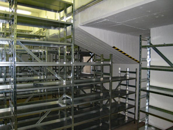 Wir beraten Sie gern über alle ortsfesten und beweglichen Lagereinrichtungen. Alle Vorhaben werden durch uns entsprechend den aktuellen Richtlinien für Lagereinrichtungen und –geräte projektiert und geplant. Die Projektierung beinhaltet unter anderem:  • Berechnung optimaler Regallagerflächen nach dem verfügbaren Lagerraum • dem speziellen Lagergut und der maximal möglichen Traglast der Räumlichkeiten. 